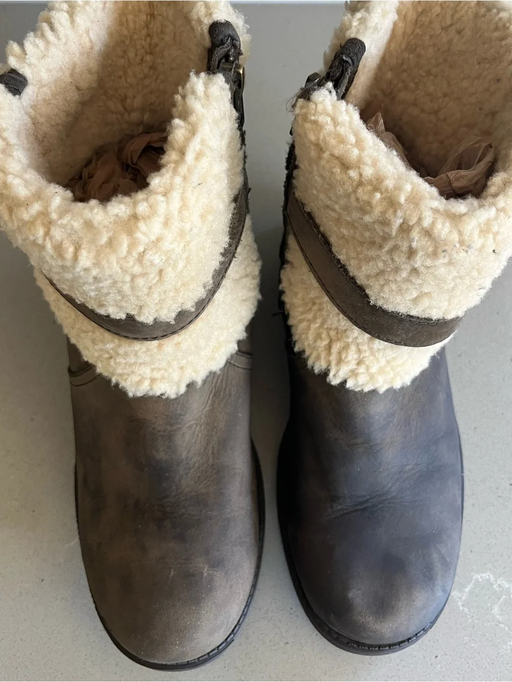 UGG Blayre Winter Ankle Boots Womens Size 6 Dark Olive Leather Sheepskin Cuff